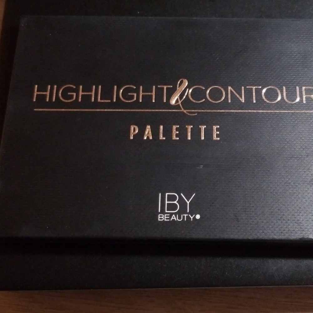 IBY Highlight & Contour palette